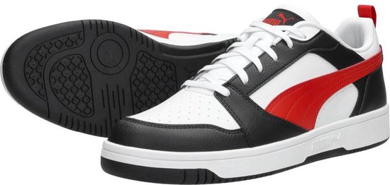Wit-zwart-rode PUMA sneaker met zwarte zool en gedetailleerd profiel.