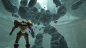 Samus in haar gouden en rode pak, staand onder drijvende rotsen in een verlichte grot.