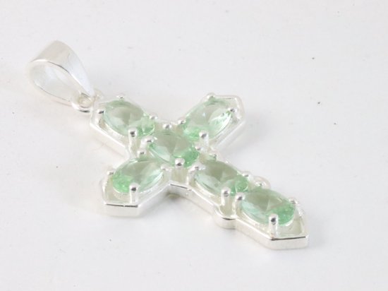 Pendentif croix en argent avec améthyste verte