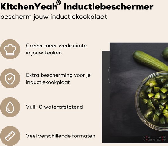 KitchenYeah® Inductie beschermer 77x51 cm - Verse minikomkommers in kwarten en stukjes gesneden - Kookplaataccessoires - Afdekplaat voor kookplaat - Inductiebeschermer - Inductiemat - Inductieplaat mat