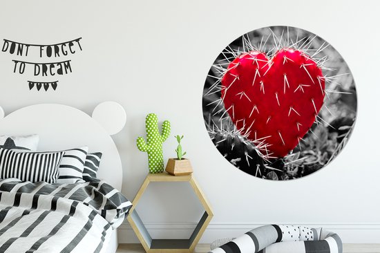 WallCircle - Wandcirkel - Muurcirkel - Zwart-wit foto met een rode hartvormige cactus - Aluminium - Dibond - ⌀ 140 cm - Binnen en Buiten