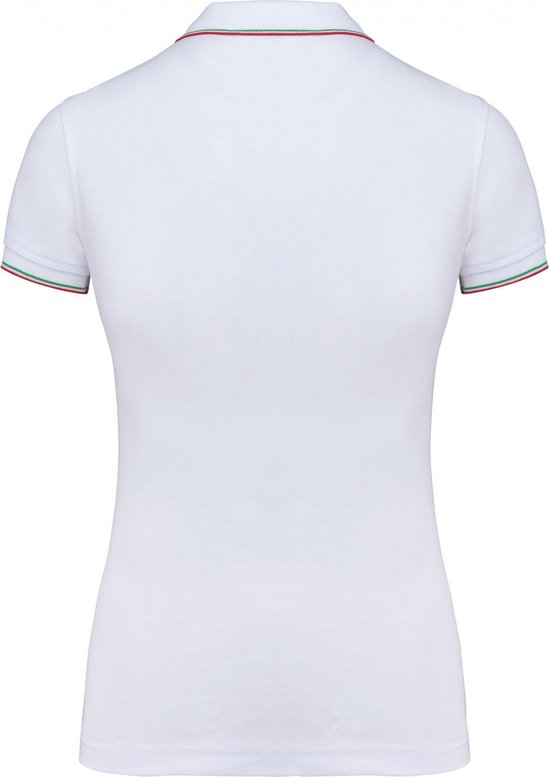 Achterkant van een wit Kariban damespoloshirt met driekleurige (rood, wit, groen) bies op de mouwen.
