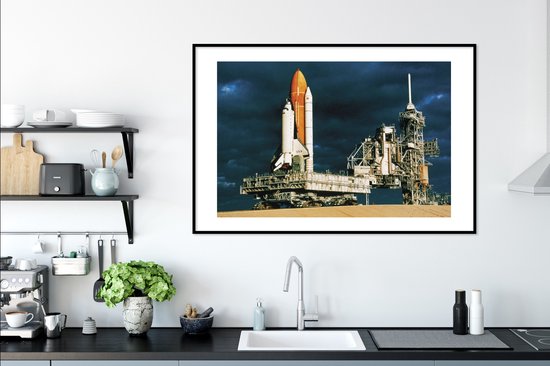 Photo en cadre - Les préparatifs pour le lancement de la navette spatiale dans le cadre photo du soir noir avec passe-partout blanc xxl 120x80 cm - Affiche sous cadre (Décoration murale salon / chambre)