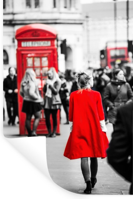 Muurstickers - Sticker Folie - Zwart-wit foto van een vrouw die met een rode jas in de straten van Londen loopt - 60x90 cm - Plakfolie - Muurstickers Kinderkamer - Zelfklevend Behang - Zelfklevend behangpapier - Stickerfolie