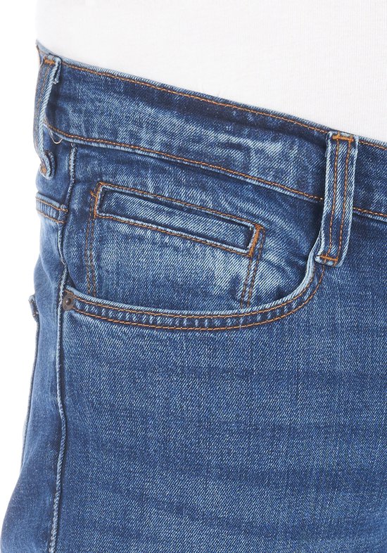 Detail van de zakken van een blauwe denim jeans met oranje stiksels en een klein muntzakje.