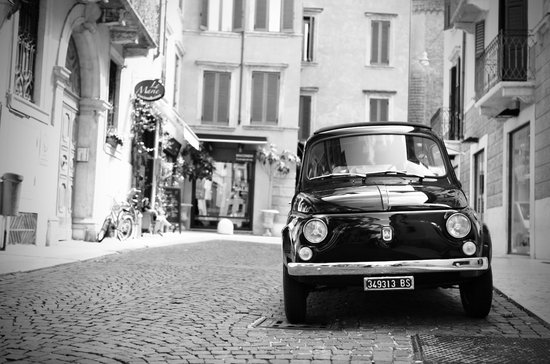Canvas schilderij 70 x 50 cm - Foto Fiat 500 oldtimer in Italië zwart wit - Canvas doeken - Muurdecoratie woonkamer - wanddecoratie slaapkamer - Wanddoek interieur- Vintage canvas - fotolijsten