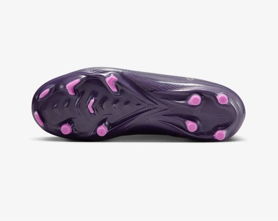 Onderkant van een paarse voetbalschoen met roze noppen.