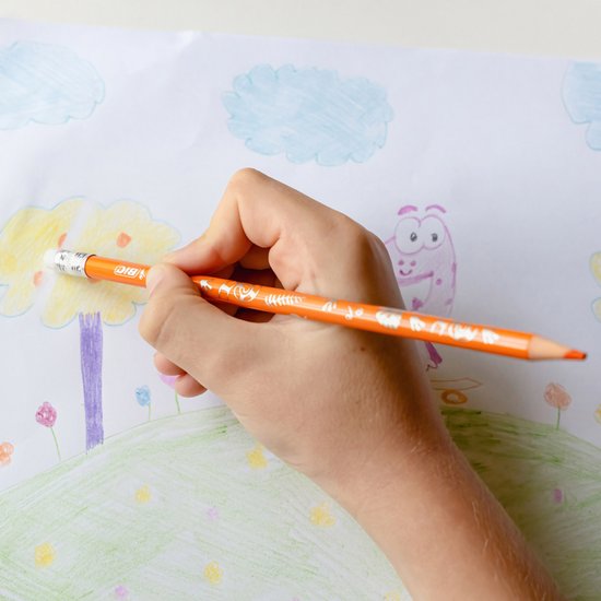 Hand kleurt met een oranje BIC Kids Illusion potlood een boom.