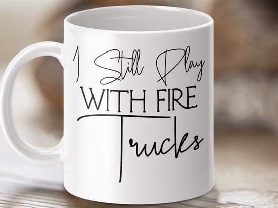 brandweer auto, brandweerman cadeau, grappige spreuk, cadeau voor hem, truck mok cadeau, ik speel nog, brandweer thema, brandweer mok, vuur bestrijding, auto mok, truck thema, grappige mok, cadeau idee