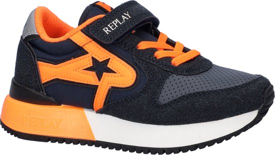 Donkerblauwe sneaker met oranje accenten, sterdetail en klittenbandsluiting. Met Replay-logo op de zijkant.