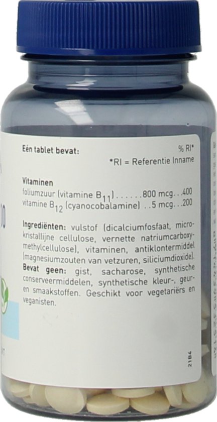 Achterkant van een doorzichtige pot Orthica Magnesium-400 met blauwe dop. Zichtbare witte tabletten. Tekst met vitaminen, ingrediënten en vermelding dat het geschikt is voor vegetariërs en veganisten.