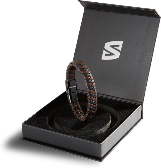 Gevlochten bruin-zwarte leren armband met zwarte magnetische sluiting in een open SERASAR geschenkdoos.