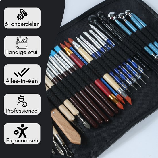 Een open zwarte etui met 61 verschillende kleigereedschappen met gekleurde handvatten.