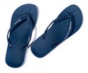 Donkerblauwe Ipanema teenslippers met wafelpatroon en logo op de bandjes.