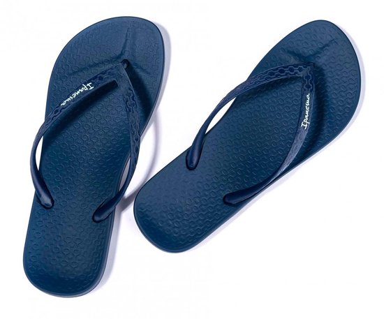 Donkerblauwe Ipanema teenslippers met wafelpatroon en logo op de bandjes.