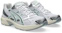 Paar witte Asics sneakers met mintgroene en zilveren accenten, mesh bovenwerk en crèmekleurige zolen.