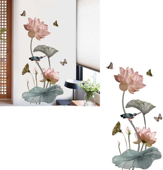 Décoration de fleurs de lotus roses, feuilles grises, un oiseau et des papillons sur un mur blanc avec une fenêtre.