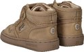 Taupe leren babysneakers, achterkant gezien, met klittenband en merknaam.