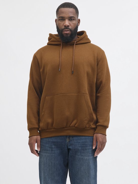 Man met bruine hoodie en spijkerbroek.