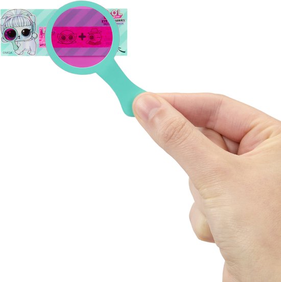 Hand houdt vergrootglas met L.O.L. Surprise! serie-strip met poppenillustraties.