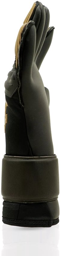 Zwarte keepershandschoen met gouden accenten, zijkant zichtbaar.