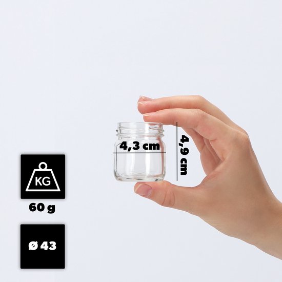 Een hand die een klein glazen potje vasthoudt, met afmetingen 4,3 cm breed en 4,9 cm hoog.
