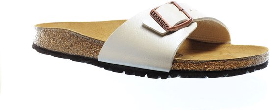 Witte Birkenstock slipper met koperkleurige gesp.