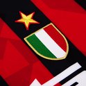 Zwart en rood gestreept shirt met een Italiaans embleem en een gele ster.