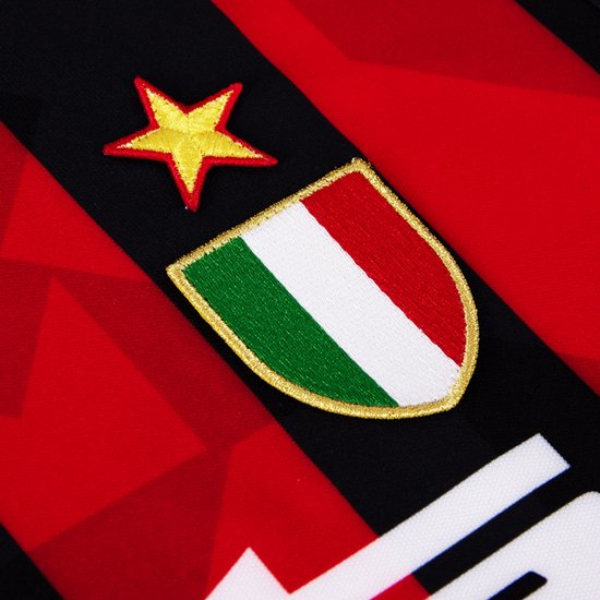 Zwart en rood gestreept shirt met een Italiaans embleem en een gele ster.