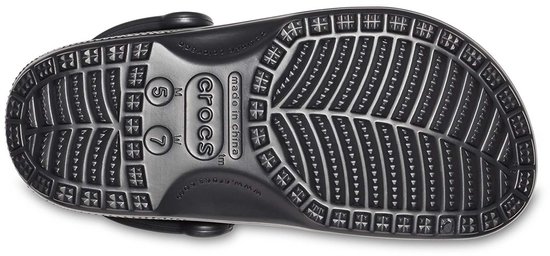 Semelle d'un sabot Crocs noir avec logo 'Crocs' et un profil texturé.