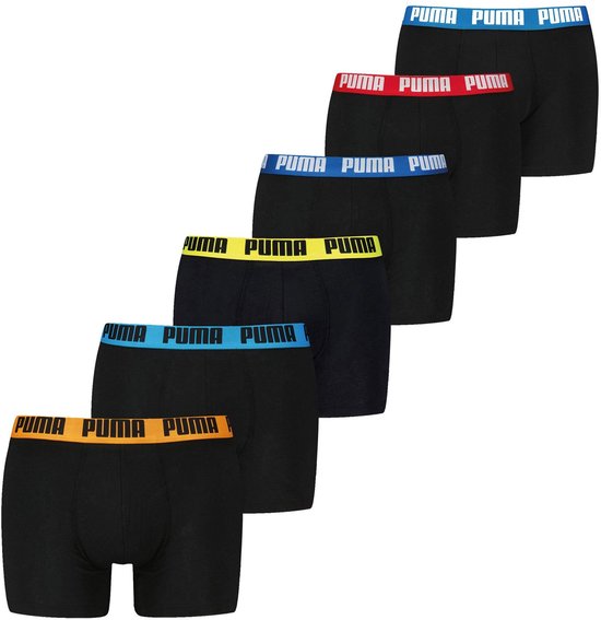 Zes zwarte Puma boxershorts met gekleurde Puma-logo banden: blauw, rood, blauw, geel, blauw en oranje.