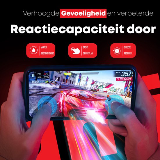 Mains tenant un smartphone jouant à un jeu de course. Imperméable, surface douce, réponse directe.