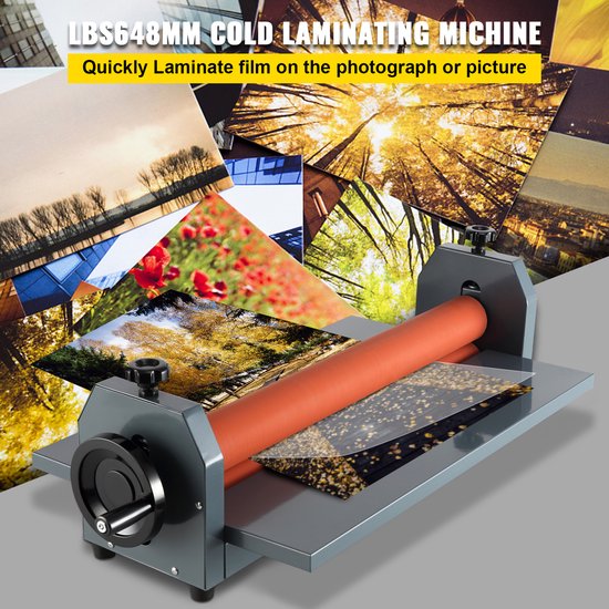 Grijze lamineermachine met oranje rollen, met een stapel foto's op de achtergrond. Een vel met glinsterend materiaal wordt gelamineerd.