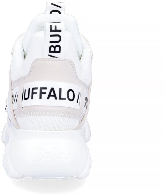 Achterkant van een witte Buffalo sneaker met Buffalo-logo op de hiel en zijkanten.