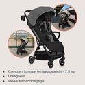 Grijze en zwarte Lionelo kinderwagen, ideaal als handbagage, getoond op reislocaties.