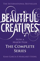 Boekcover met de titel 'Beautiful Creatures' in sierlijke witte letters op een paarse achtergrond. Nu een grote film, de complete serie.