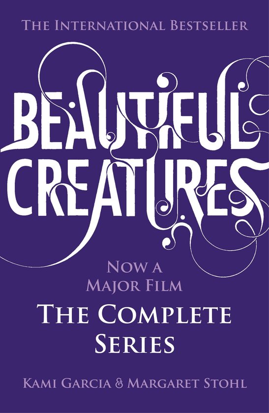 Boekcover met de titel 'Beautiful Creatures' in sierlijke witte letters op een paarse achtergrond. Nu een grote film, de complete serie.