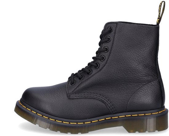 Botte Dr. Martens noire en cuir, vue latérale.