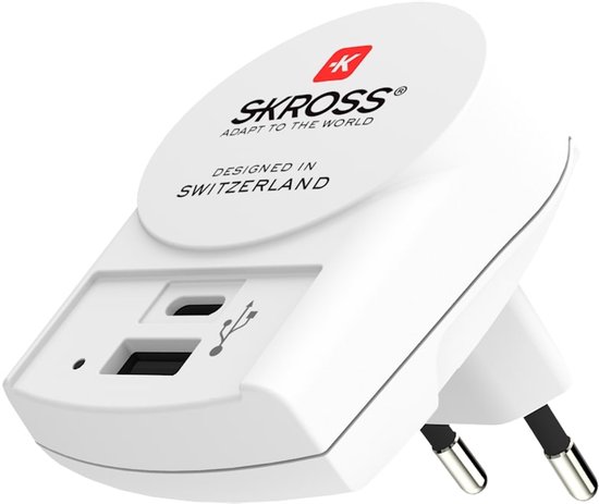 Witte SKROSS reisstekker met USB-poorten en stekkerpinnen, met de tekst "DESIGNED IN SWITZERLAND".