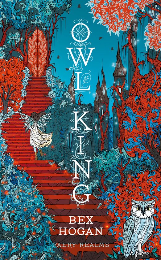 Boekomslag: 'Owl King'. Een meisje met vleugels loopt een rode trap op naar een grote deur. Levendige rode en blauwe planten en bomen omringen de trap en een kasteel in de verte. Een uil zit rechtsonder.