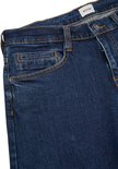 Donkerblauwe jeans met oranje stiksels en Mustang-logo op de tailleband.