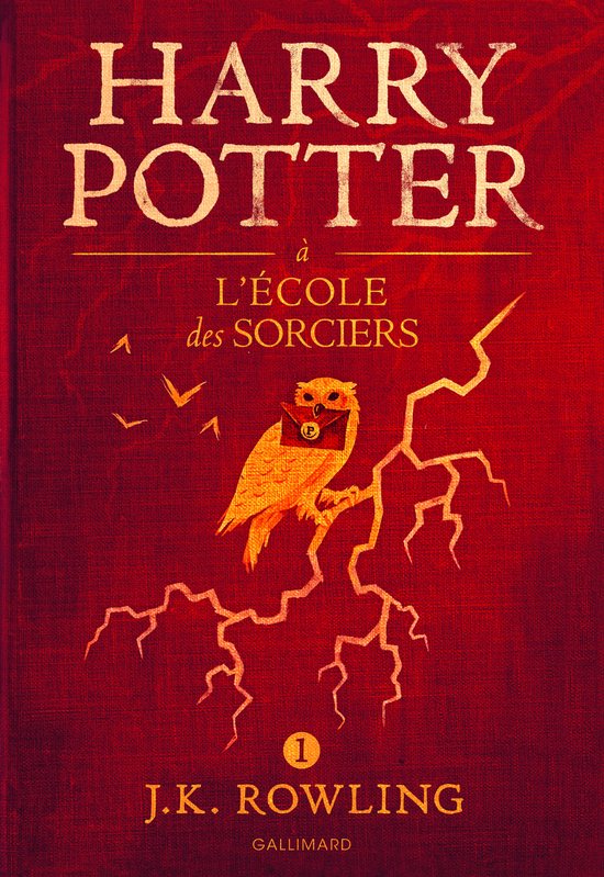 Harry Potter à l'École des Sorciers. Un hibou avec une sacoche de courrier est perché sur une branche. En haut, J.K. Rowling et Gallimard.