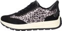 Zijaanzicht van een zwarte sneaker met luipaardprint, veters en een dikke witte zool.
