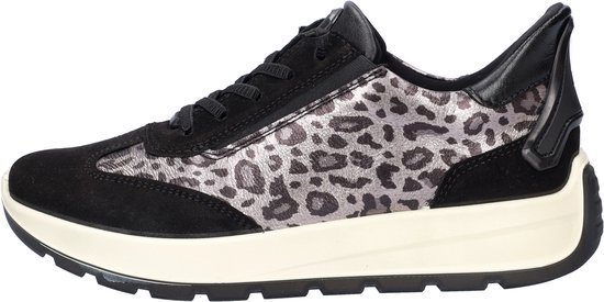 Zijaanzicht van een zwarte sneaker met luipaardprint, veters en een dikke witte zool.
