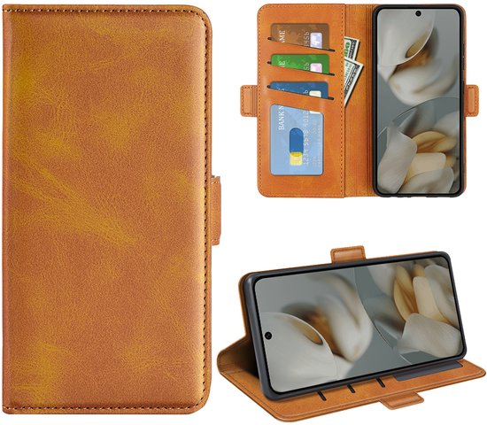 Bruine wallet case in gesloten, open en schuine positie, met smartphone.
