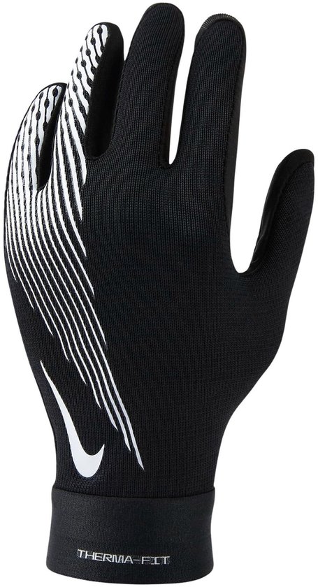 Zwarte Nike handschoen met witte lijnenpatroon op de handrug en een witte swoosh. Therma-FIT logo op de polsband.