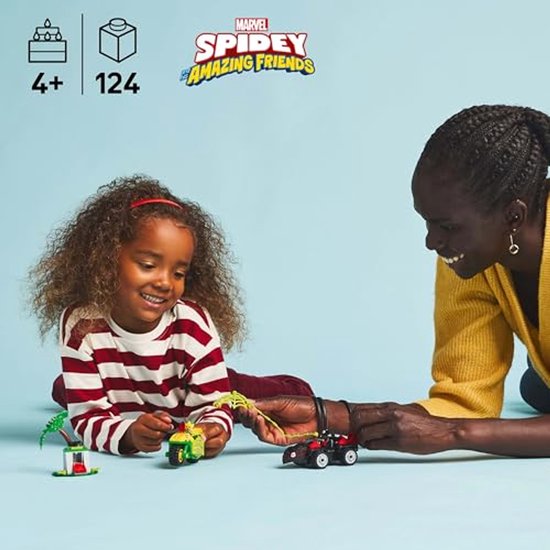 Een vrouw en een kind spelen met LEGO-voertuigen en -figuren op een blauwe achtergrond.