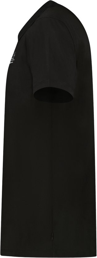 Zijkant van een zwart effen T-shirt.