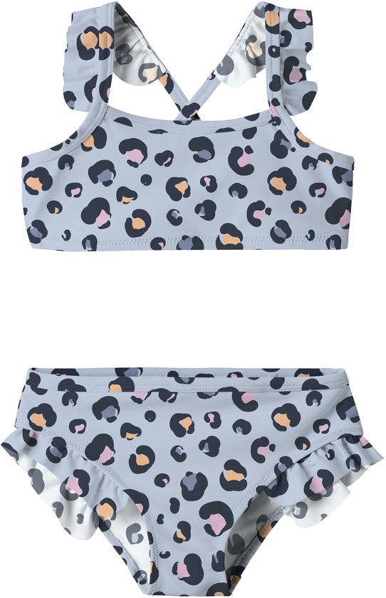 Grijs bikini-topje en broekje met luipaardprint in oranje, roze, blauw en zwart. Topje met ruches op de bandjes en gekruiste rugbandjes. Broekje met ruches aan de zijkanten.