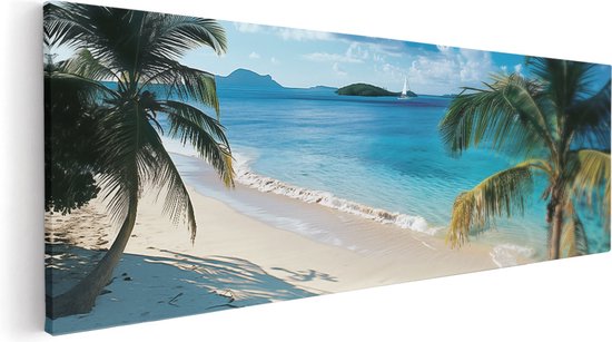 Plage panoramique avec palmiers, vagues blanches, eau bleu clair et un voilier au loin.